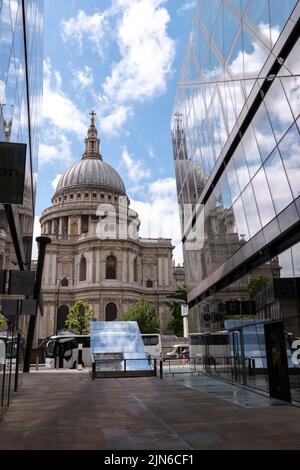 St. Paul`s Kathedrale mit Reflexionen über Glasgebäude, aufgenommen am 20.. Mai 2022. Stockfoto